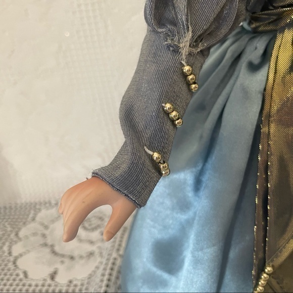 Elegant Doll with detailed Dress - Picture 9 of 10